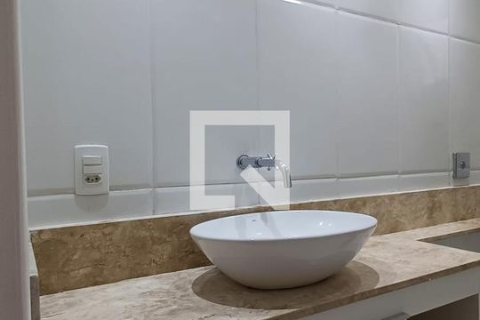 Banheiro de apartamento à venda com 2 quartos, 56m² em Barreto, Niterói