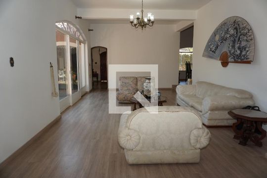 Sala de casa para alugar com 5 quartos, 1478m² em Chácaras Bosque do Embu, Embu das Artes