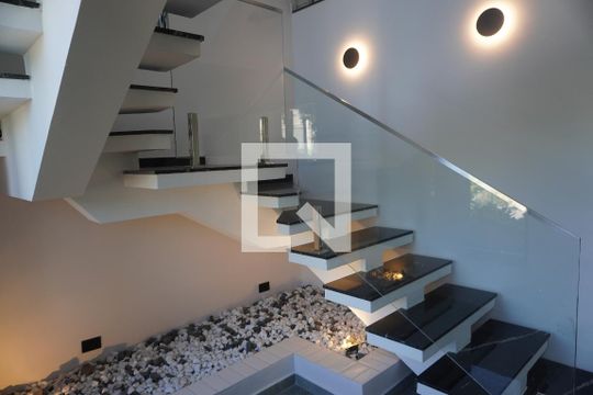 Casa de Condomínio à venda com 3 quartos, 277m² em Suru, Barueri