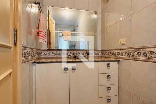 Banheiro suíte 1 de casa de condomínio para alugar com 4 quartos, 410m² em Morada dos Pássaros, Barueri