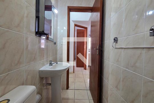 Banheiro de apartamento para alugar com 1 quarto, 43m² em Guilhermina, Praia Grande