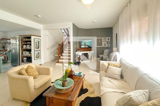Sala de TV de casa para alugar com 3 quartos, 257m² em Cachoeira do Bom Jesus, Florianópolis