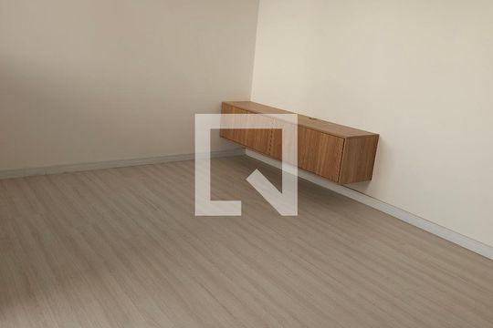 Sala de casa de condomínio para alugar com 2 quartos, 50m² em Jardim dos Pereiras (Caucaia do Alto), Cotia