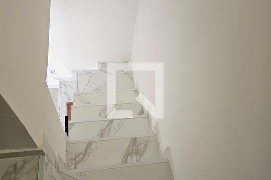 Escada de casa de condomínio para alugar com 2 quartos, 50m² em Jardim dos Pereiras (Caucaia do Alto), Cotia