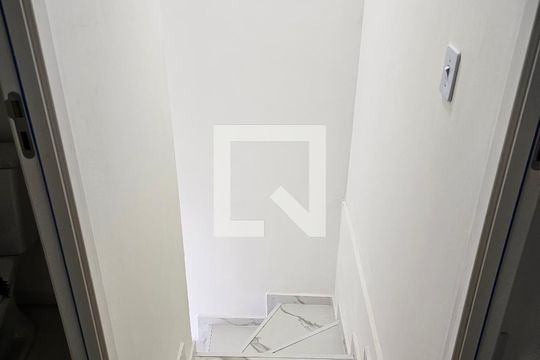 Escada de casa de condomínio para alugar com 2 quartos, 50m² em Jardim dos Pereiras (Caucaia do Alto), Cotia