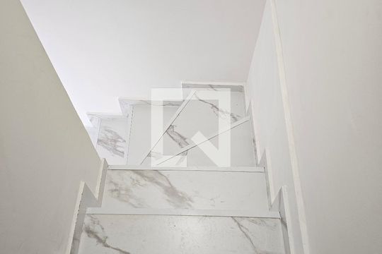 Escada de casa de condomínio para alugar com 2 quartos, 50m² em Jardim dos Pereiras (Caucaia do Alto), Cotia