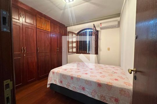 Suíte de casa para alugar com 2 quartos, 250m² em Planalto, Belo Horizonte
