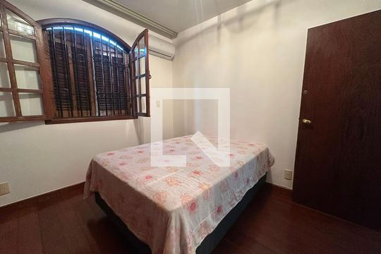 Suíte de casa para alugar com 2 quartos, 250m² em Planalto, Belo Horizonte