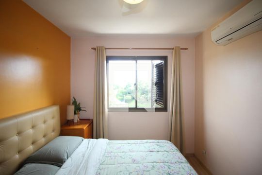 Quarto 1 de apartamento para alugar com 2 quartos, 59m² em Jardim Carvalho, Porto Alegre