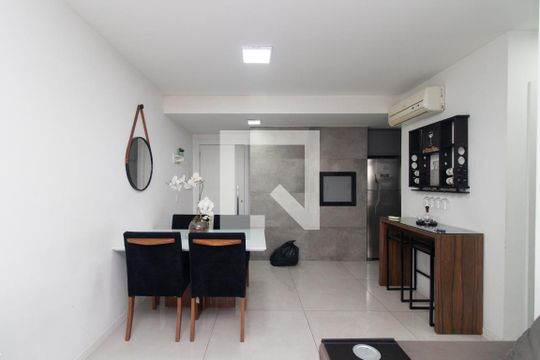 Sala de apartamento à venda com 2 quartos, 58m² em Santana, Porto Alegre