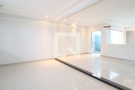 Sala 1 de casa para alugar com 3 quartos, 231m² em Tabajaras, Uberlândia