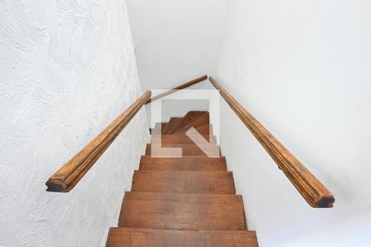 Escada de casa para alugar com 2 quartos, 80m² em Jardim Paris, São Paulo