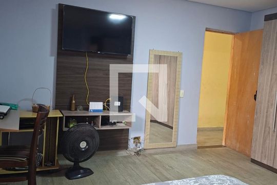 Quarto de casa à venda com 4 quartos, 220m² em Vila Carmosina, São Paulo
