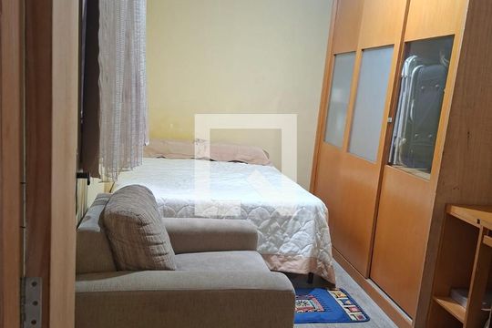 Quarto de casa à venda com 4 quartos, 220m² em Vila Carmosina, São Paulo