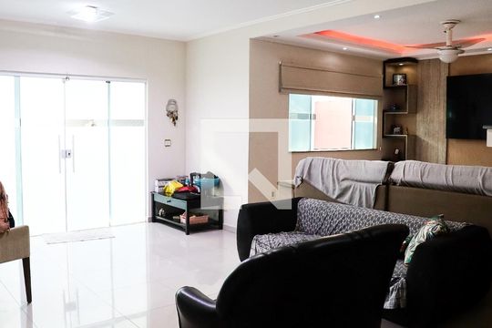 Casa para alugar com 5 quartos, 425m² em Extensão do Bosque, Rio das Ostras