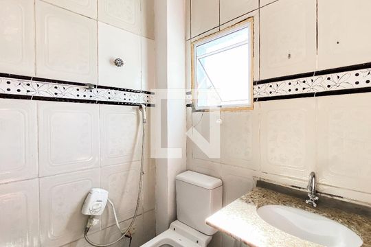 Banheiro da Suíte de casa de condomínio para alugar com 2 quartos, 45m² em Parque Cisper, São Paulo