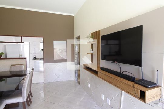 Sala de casa de condomínio para alugar com 2 quartos, 66m² em Ogiva, Cabo Frio