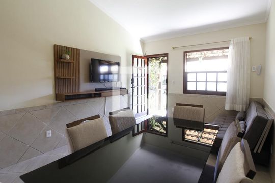 Sala de casa de condomínio para alugar com 2 quartos, 66m² em Ogiva, Cabo Frio
