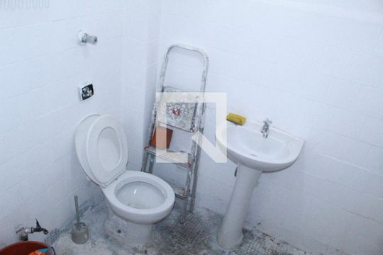 Banheiro social de kitnet/studio para alugar com 1 quarto, 37m² em Vila Buarque, São Paulo