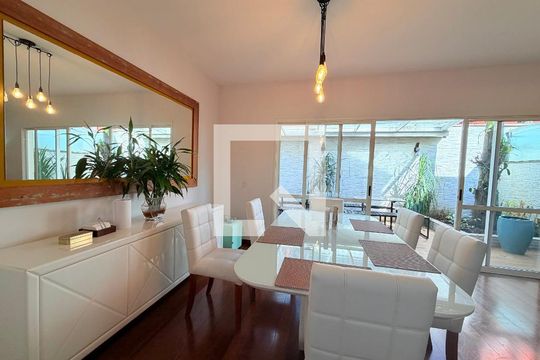 Sala  de casa de condomínio para alugar com 4 quartos, 180m² em Santo Amaro, São Paulo