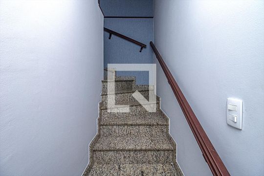 acesso para os pisos_1 de casa para alugar com 3 quartos, 200m² em Vila Liviero, São Paulo