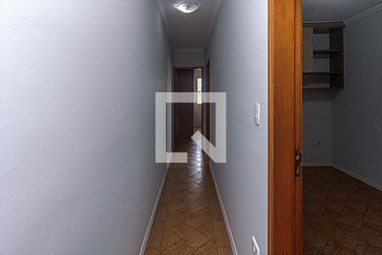 corredor para os cômodos_1 de casa para alugar com 3 quartos, 200m² em Vila Liviero, São Paulo