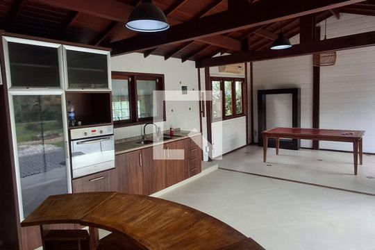 Sala de casa para alugar com 3 quartos, 310m² em Rio Tavares, Florianópolis