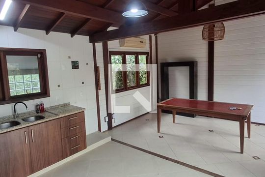 Sala de casa para alugar com 3 quartos, 310m² em Rio Tavares, Florianópolis