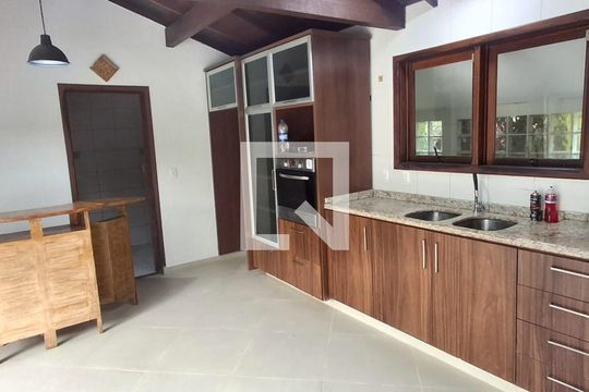 Cozinha de casa para alugar com 3 quartos, 310m² em Rio Tavares, Florianópolis