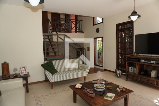 Sala de casa de condomínio para alugar com 4 quartos, 300m² em Jardim Indaia, Embu das Artes