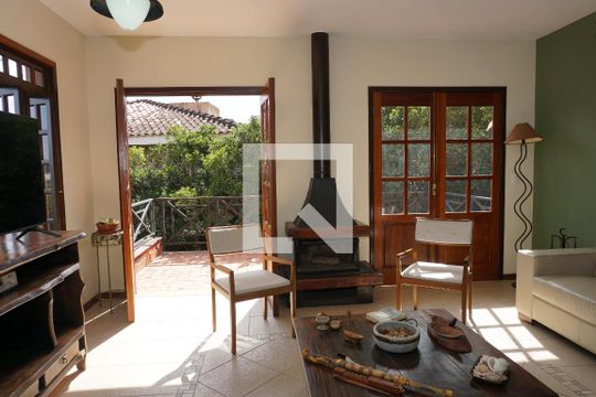 Sala de casa de condomínio para alugar com 4 quartos, 300m² em Jardim Indaia, Embu das Artes