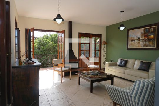 Sala de casa de condomínio para alugar com 4 quartos, 300m² em Jardim Indaia, Embu das Artes