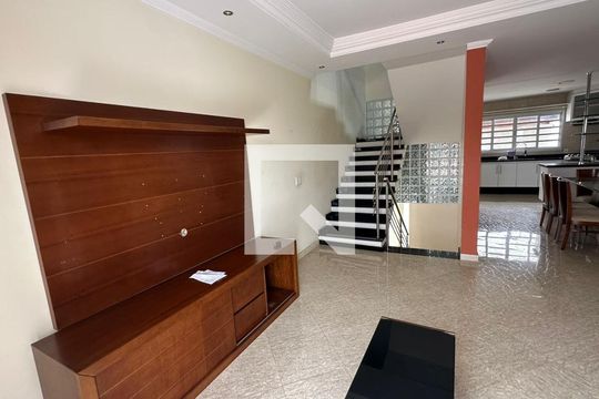 Sala de casa de condomínio para alugar com 3 quartos, 280m² em Parque Santana, Mogi das Cruzes