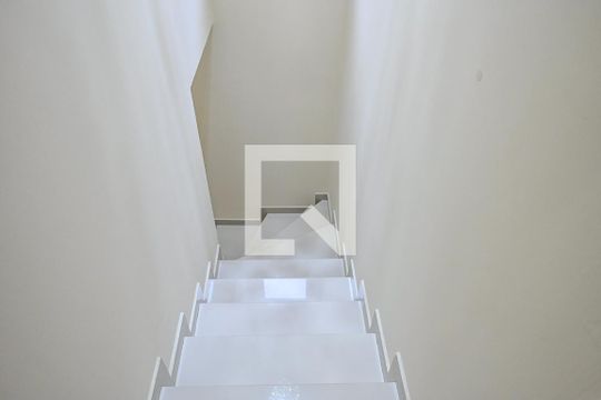 Escada de casa para alugar com 3 quartos, 407m² em Parque Monte Alegre, Taboão da Serra