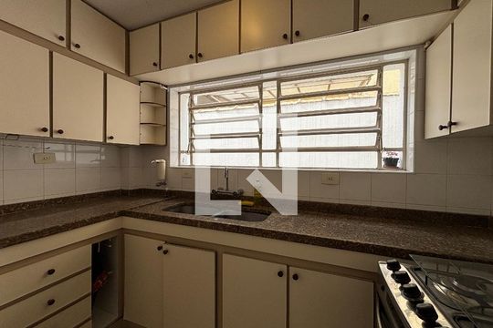 Cozinha de casa para alugar com 2 quartos, 230m² em Sumaré, São Paulo