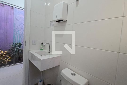 Banheiro de kitnet/studio para alugar com 1 quarto, 25m² em Prado, Belo Horizonte