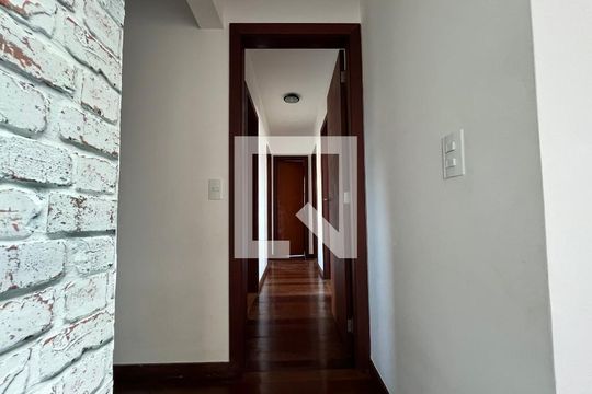 Corredor para os quartos  de apartamento para alugar com 4 quartos, 210m² em Bom Pastor, Juiz de Fora