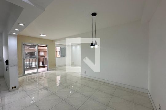 Sala de apartamento para alugar com 2 quartos, 76m² em Jardim Tupanci, Barueri
