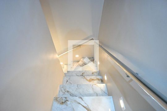 Escada de casa para alugar com 3 quartos, 160m² em Jardim Wanda, Taboão da Serra