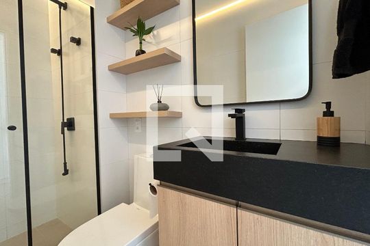 Banheiro de apartamento para alugar com 1 quarto, 58m² em Barra da Lagoa, Florianópolis