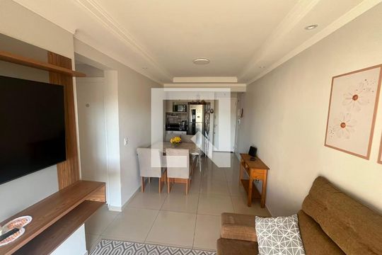 Sala de apartamento para alugar com 2 quartos, 50m² em Jardim Elizabete, Embu das Artes
