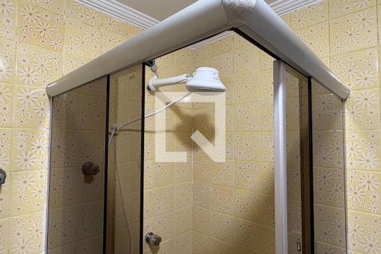 Banheiro de apartamento para alugar com 1 quarto, 59m² em Aparecida, Santos