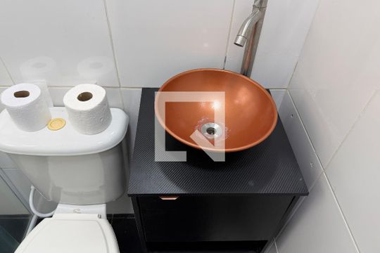 Banheiro da Suíte de apartamento para alugar com 1 quarto, 59m² em Aparecida, Santos