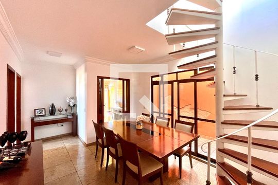 Casa à venda com 5 quartos, 700m² em Santa Tereza, Belo Horizonte