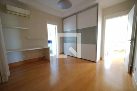 Suíte de casa para alugar com 4 quartos, 381m² em Loteamento Alphaville Campinas, Campinas