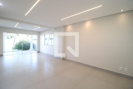 Sala de casa de condomínio para alugar com 4 quartos, 259m² em Gávea, Uberlândia