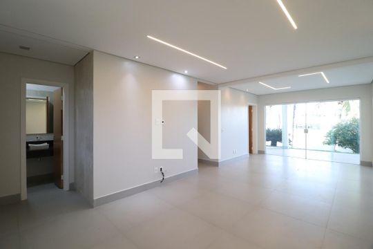 Sala de casa de condomínio para alugar com 4 quartos, 259m² em Gávea, Uberlândia