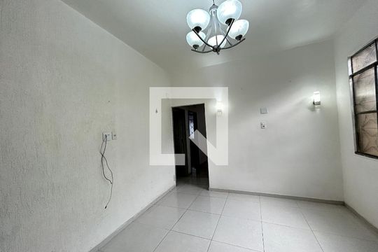 Sala de casa para alugar com 2 quartos, 100m² em Bento Ribeiro, Rio de Janeiro