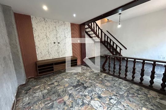 Casa para alugar com 4 quartos, 240m² em Vila Valqueire, Rio de Janeiro