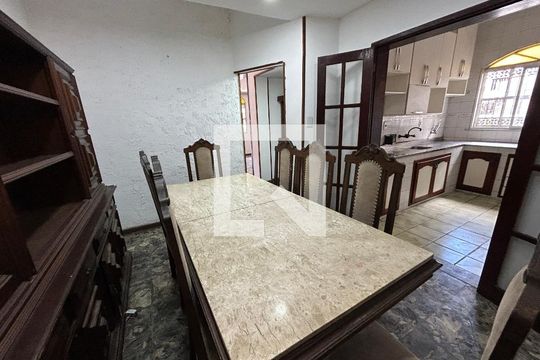 Casa para alugar com 4 quartos, 240m² em Vila Valqueire, Rio de Janeiro